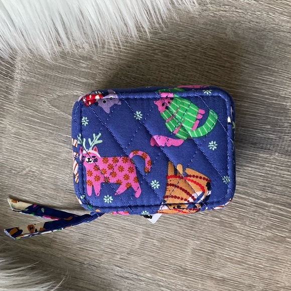 🐾 VERA BRADLEY Travel Pill Case Catnip Christmas - Picture 2 of 3